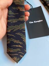 The Kooples Cravate Camouflage Soie Couleur Kaki Sur Fond Noir